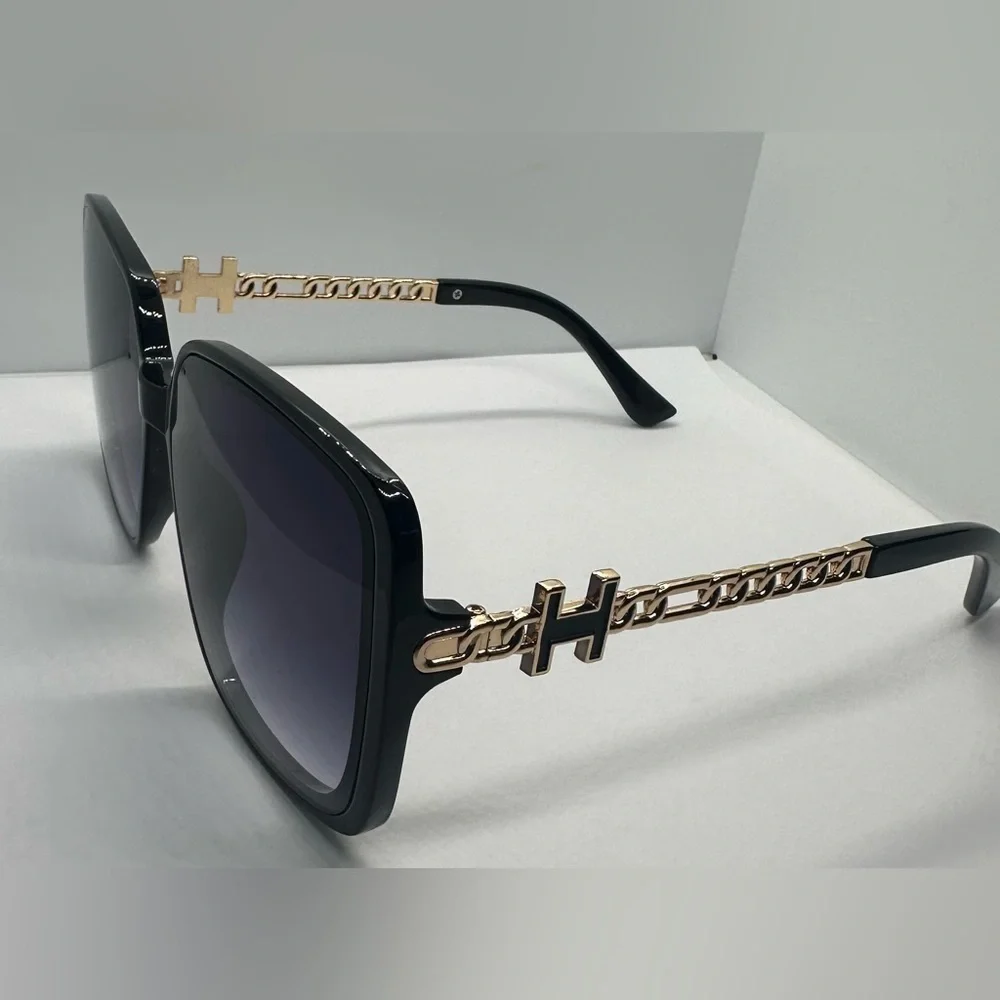 ✨🖤Chic Black Oversized Square Sunglasses w/ Gold Chain Detail | UV Protection✨